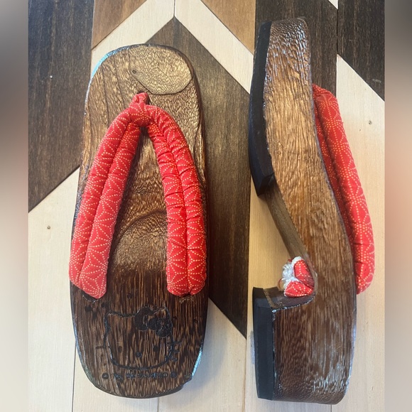 Sanrio Vintage Hello Kitty rare wood Japanese sandles - Picture 4 of 6